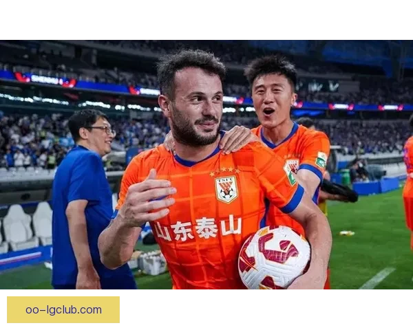 卡扎伊什维利在泰山前场展现出卓越盘带与组织能力 卡扎伊什维利在泰山前场展现出卓越盘带与组织能力